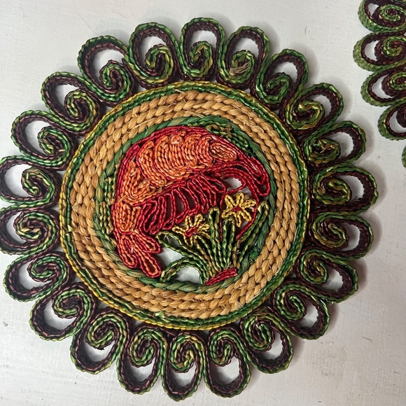 Vintage 70s Straw Trivet Shrimp and Flower Design Woven Serving Set of 2 - Picture 2 of 4